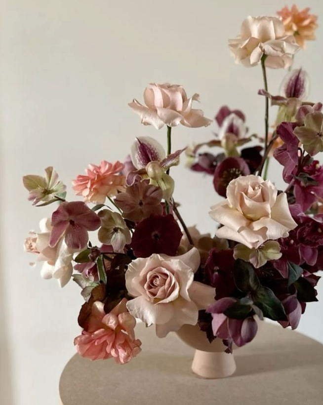 Medium flower arrangement (Cake Table)