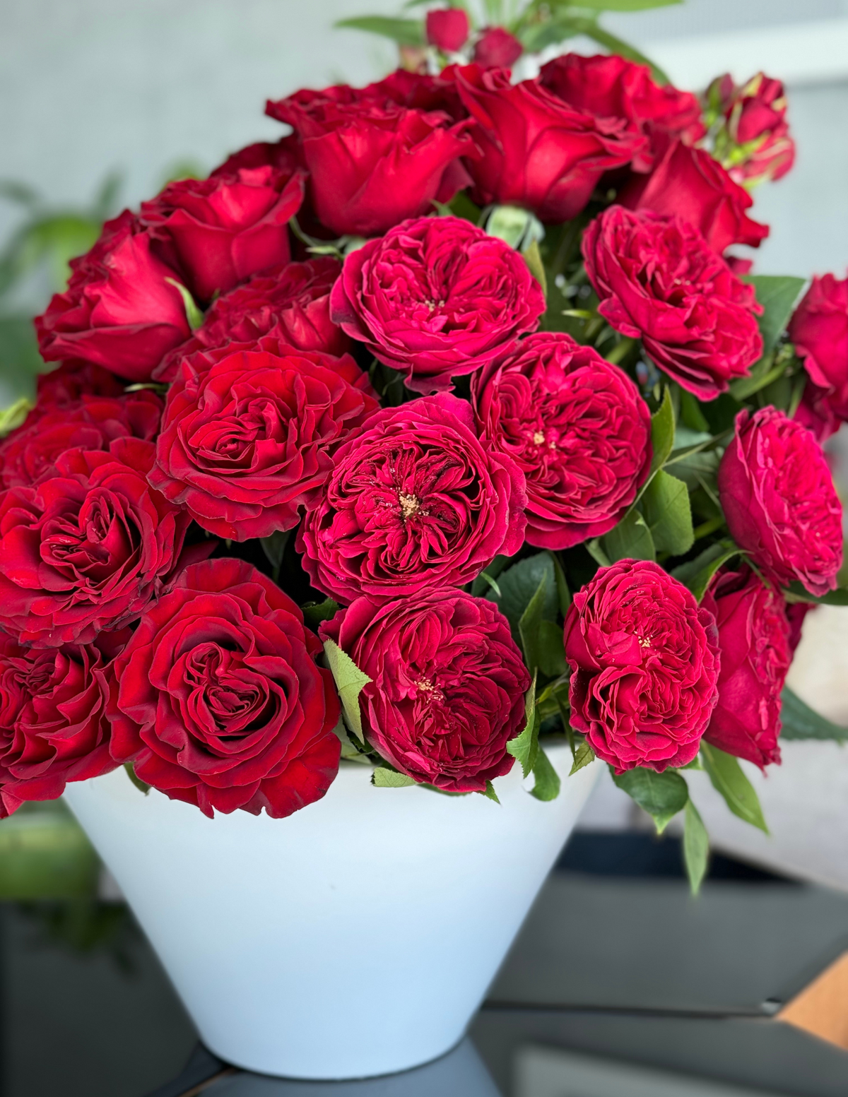 Bloom Premium Roses Mix of Premium Roses With Vase – Bloomflowerstudio