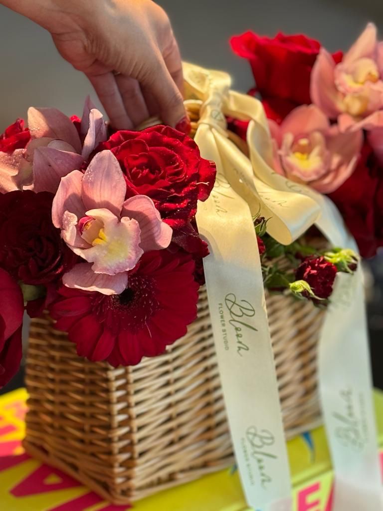 Basket Premium Red Flowers